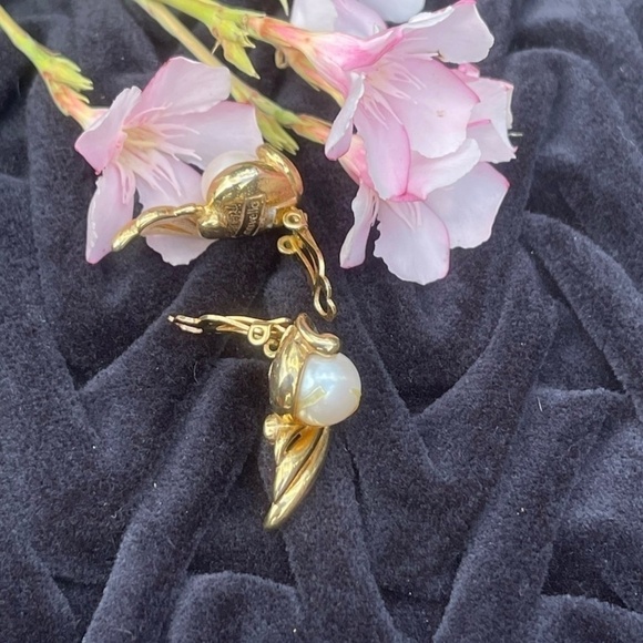 Vintage Signature Marvella Swirl GoldTone Faux Pearl Clip On Earrings - Picture 4 of 5